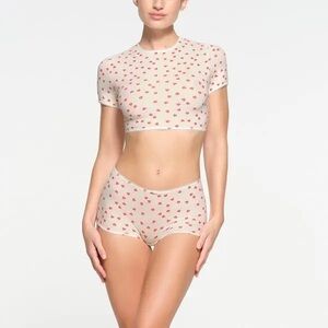 SKIMS fits everybody picot super cropped t-shirt ruby heart print